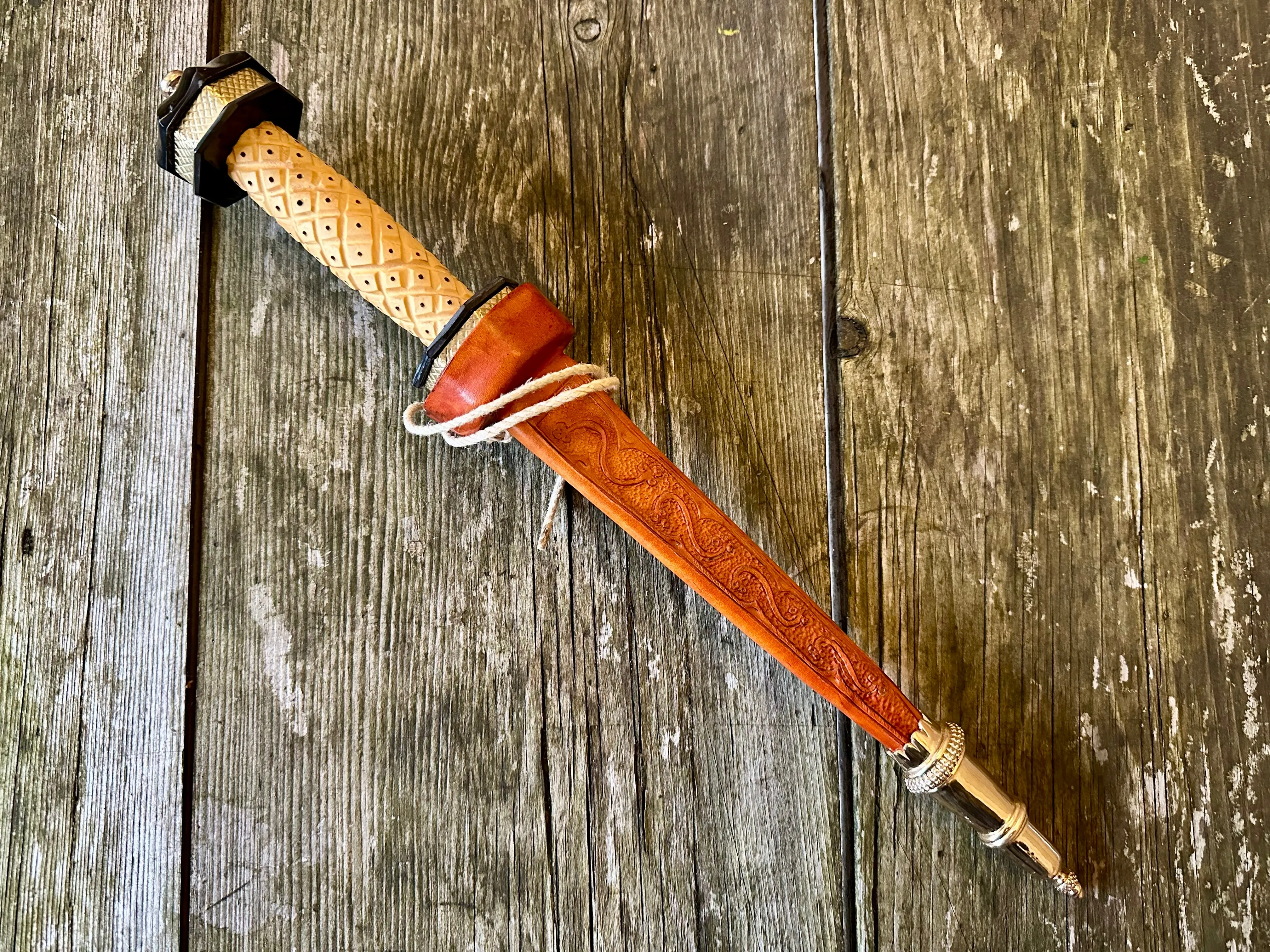 Late 15thC Burgundian rondel with diamond pattern box wood grip - SOLD