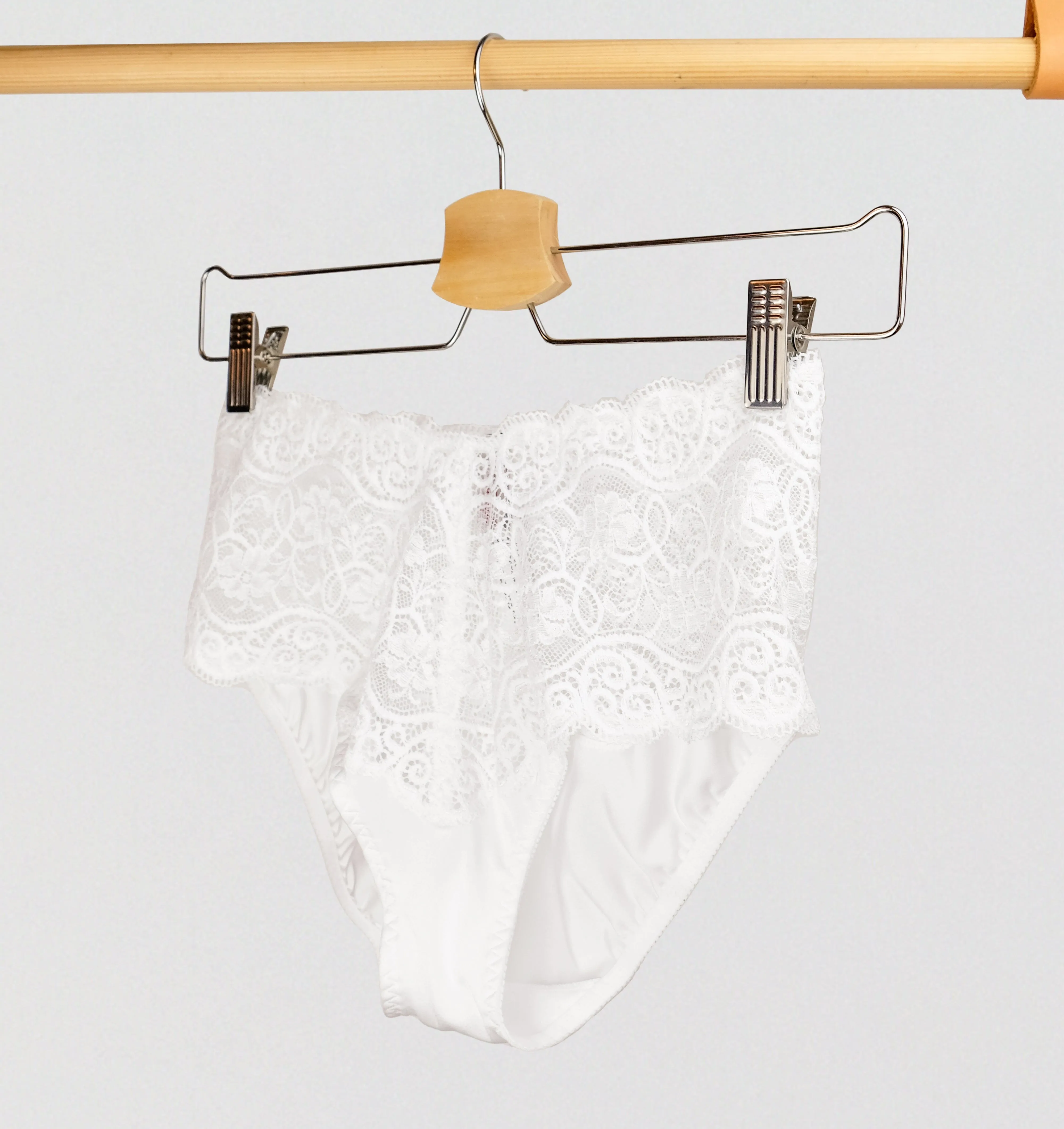 Scalloped lace band brief [White]